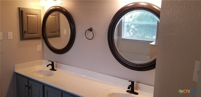 Building Photo - 619 Rolling Hills Dr