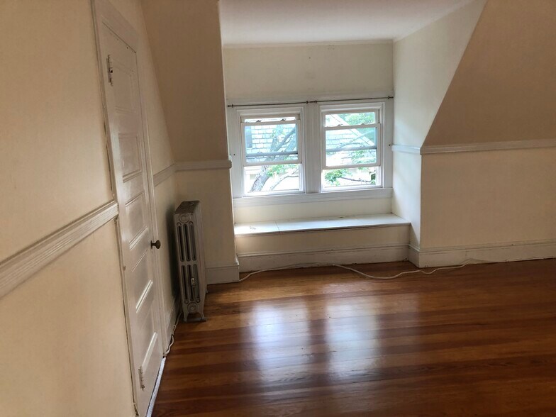 Building Photo - 98 Thorndike St