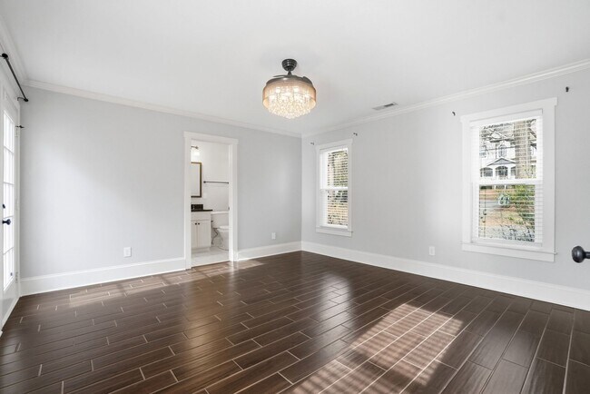 Building Photo - 3 Bedroom Home with a deck in Plaza-Midwood!