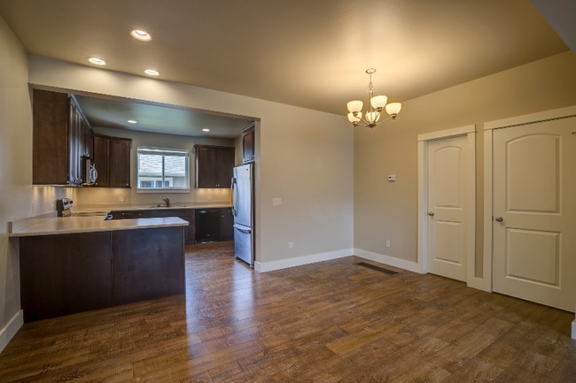 Building Photo - 979 Twin Lakes Ave