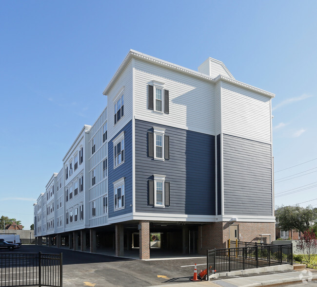 Building Photo - Brooke Pointe
