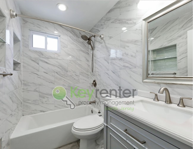 Building Photo - Spacious 3-Bedroom, 2-Bath Apartment with ...