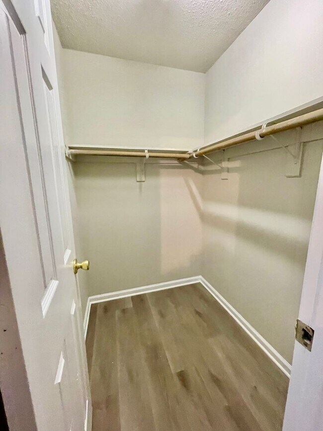 Building Photo - Welcome to this charming 3-bedroom, 2-bathroom home located in the vibrant city of Charlotte, NC.