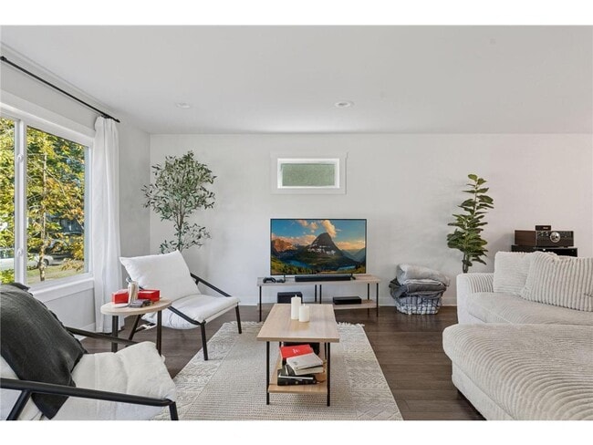 Building Photo - 2084 Reaney Ave E