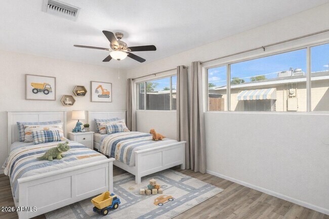 Building Photo - 4016 E Indianola Ave