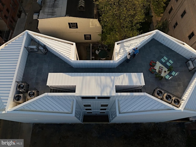 Building Photo - 2011 Cambridge St