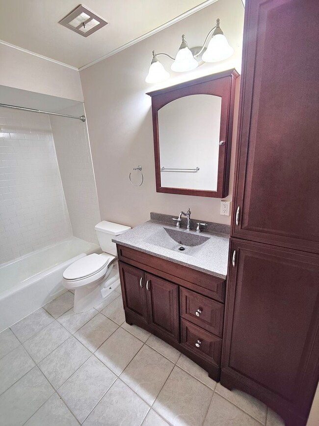 Building Photo - *Updated 1BD/1BA Condo Available in Scott ...