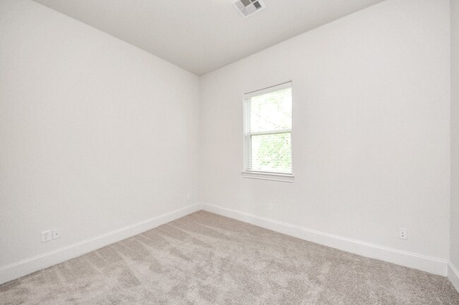 Building Photo - 8926 Lakeshore Bend Dr