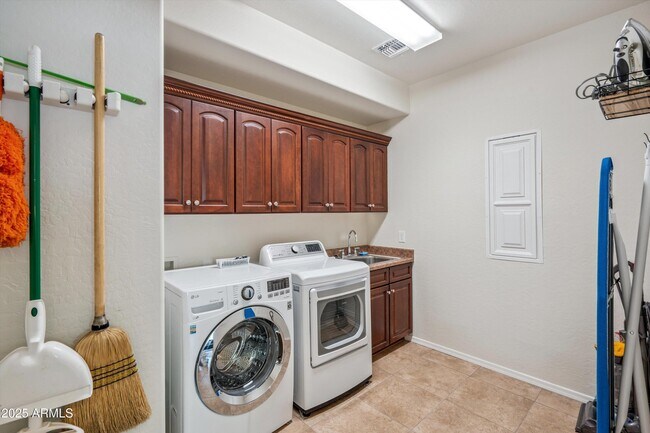 Building Photo - 2418 W Bramble Berry Ln