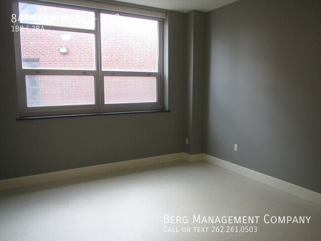 Building Photo - 847 Martin St