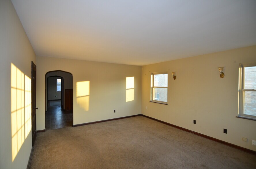 Primary Photo - 7456 Edgemont Rd