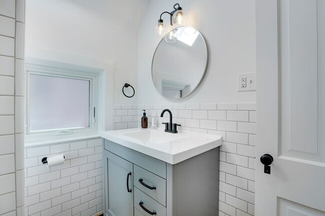 Building Photo - 1136 N Washington St