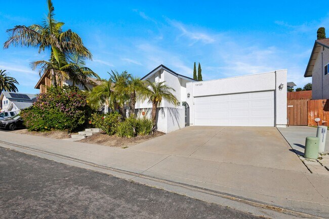 Building Photo - 3 Bedroom 2 Bathroom home available DECEMB...