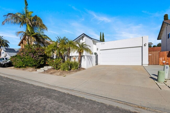 Building Photo - 3 Bedroom 2 Bathroom home available NOW