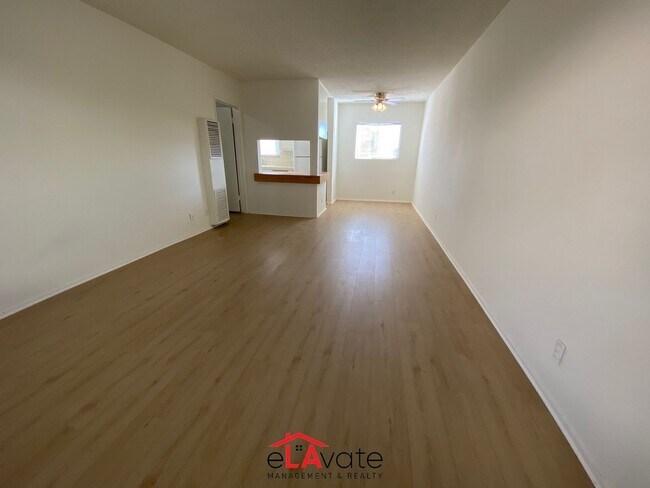 Interior Photo - 11816-11820 Chandler Blvd