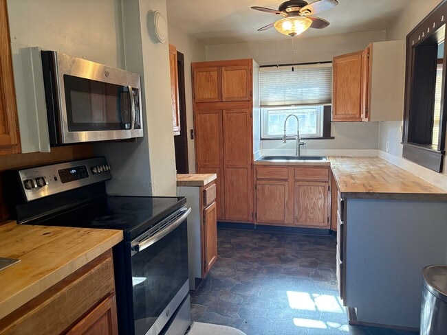 Building Photo - 2 Bedroom, 1 Bathroom House in Greensboro!