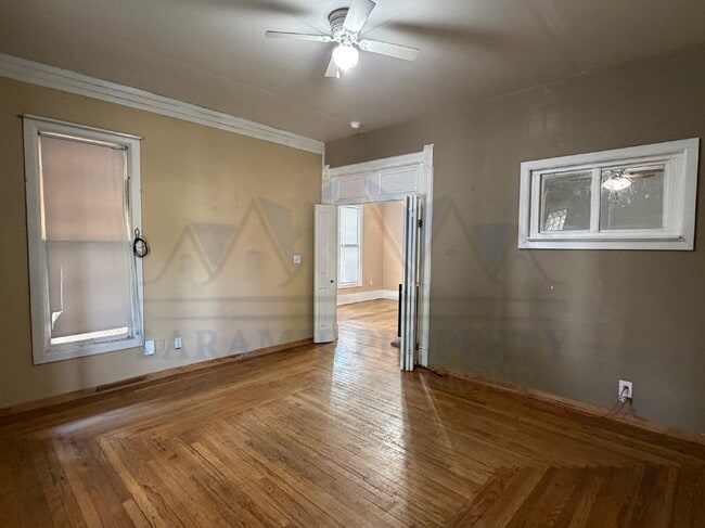 Building Photo - Pet Friendly 3 Bedroom Apartment
