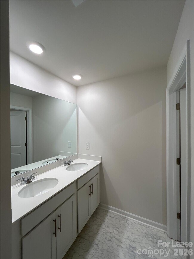 Building Photo - 1920 Vanderlyn St