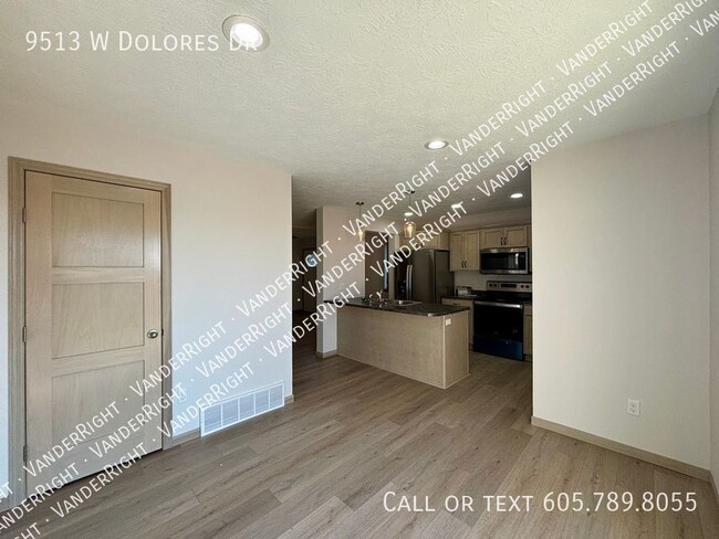 Building Photo - 9513 W Dolores Dr