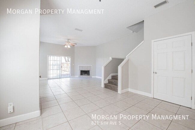 Building Photo - Amazing Freshly Painted Jacksonville Beach...