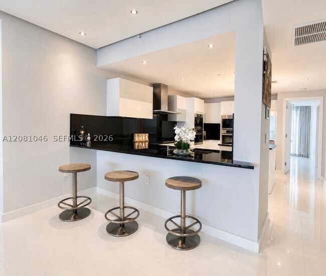 Building Photo - 17121 Collins Ave