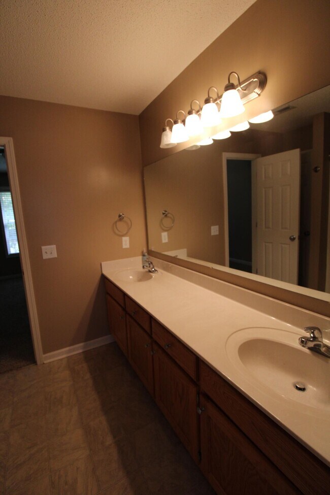 Building Photo - 2105 Hobbit Way