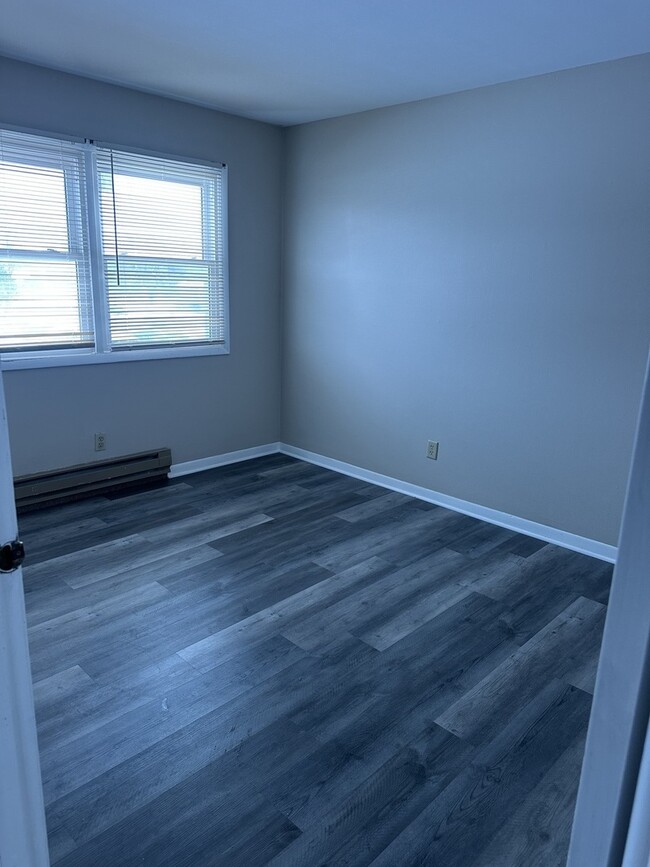 Building Photo - 1015 N Farnsworth Ave