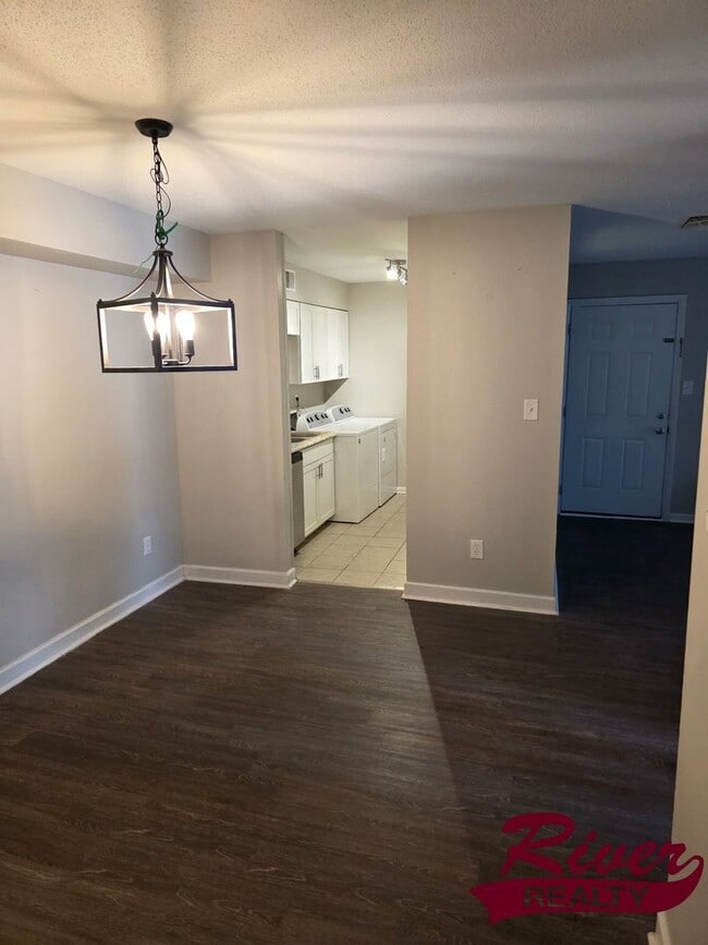 Building Photo - Charming 2-Bedroom Condo for Rent in Fount...