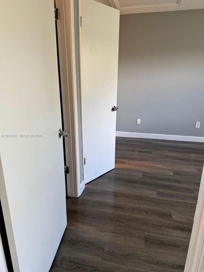 Building Photo - 617 Ixoria Ave