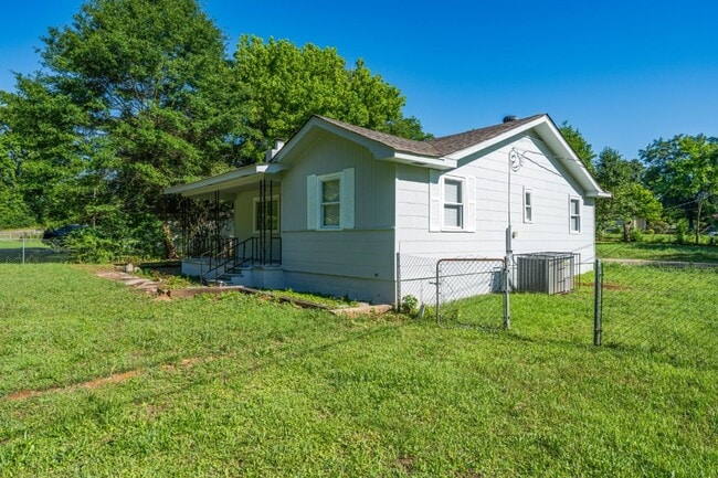 Building Photo - Exciting Opportunity! Charming 3 Bedroom Home in a Prime Location!