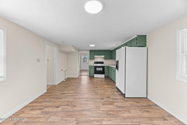 Building Photo - 2810 Oaks Rd