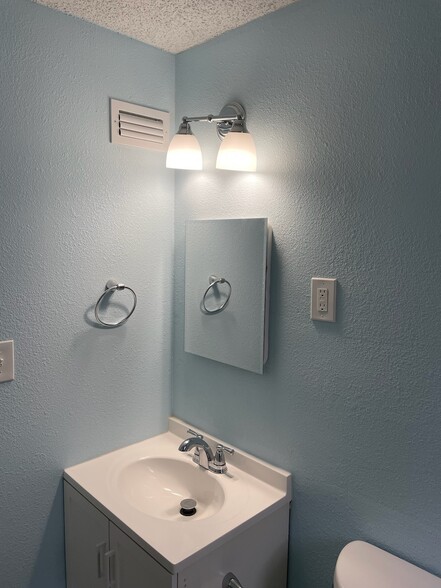 Bath - 2736 Hamilton Cir