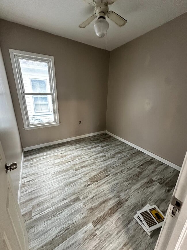 Building Photo - 612 7th St