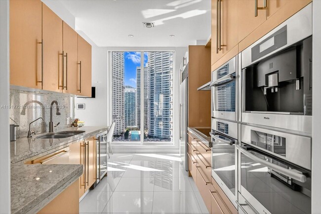 Building Photo - 900 Brickell Key Blvd