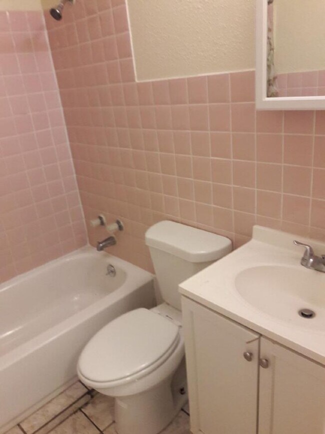 Building Photo - Move in special - 4 Bedroom 2 Bath w Fence...