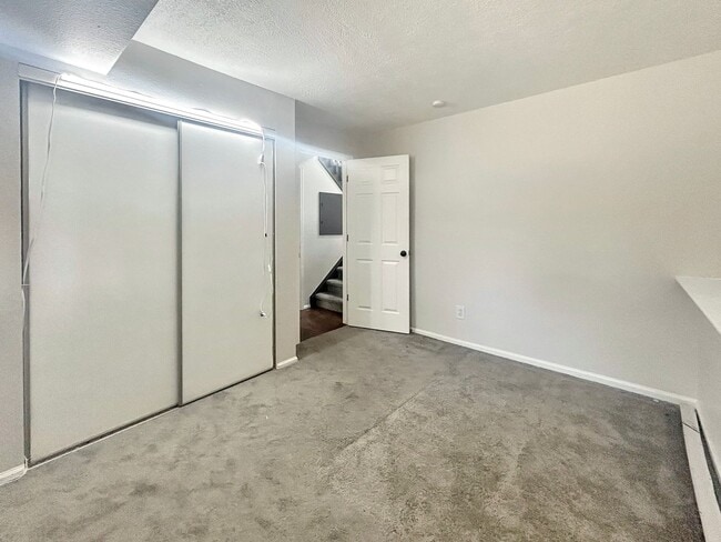 Building Photo - $0 DEPOSIT OPTION. DESIRABLE DAKOTA STATION SPLIT-LEVEL HOME WITH 3 BEDROOMS, 2 BATHS, AND SPACIO...