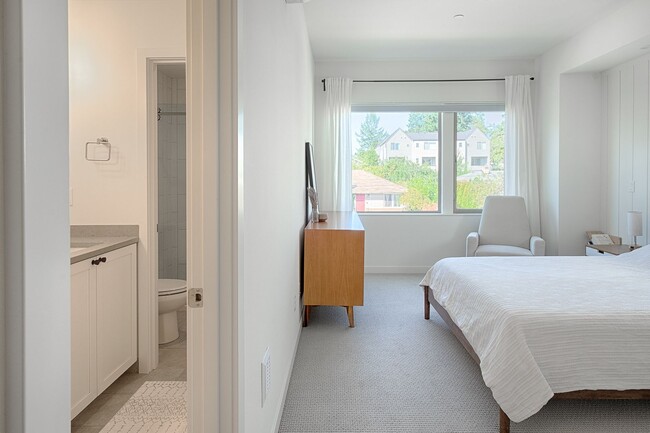 Building Photo - Impeccable Designer Townhome
