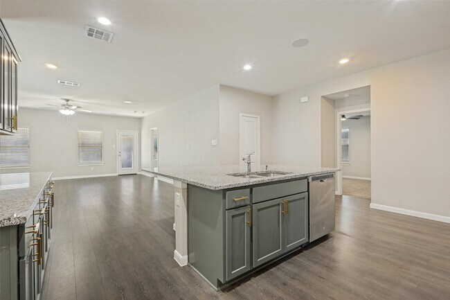 Building Photo - 707 Range Dr