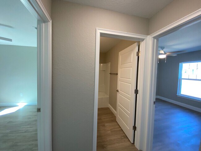 Building Photo - 3/2/2 Silver Spring Shores **Won't Last***