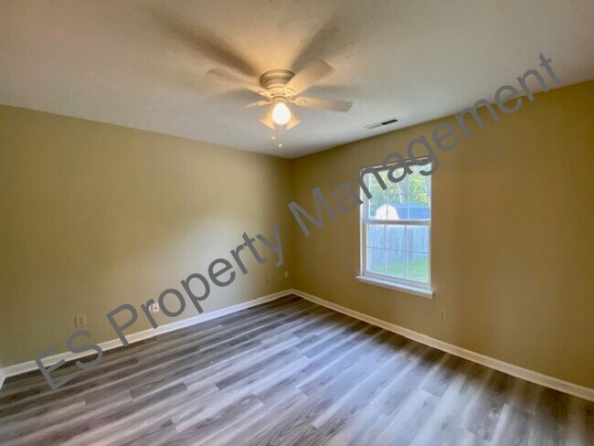 Building Photo - Great 3 Bedroom 2 Bathroom Ranch Style Hom...