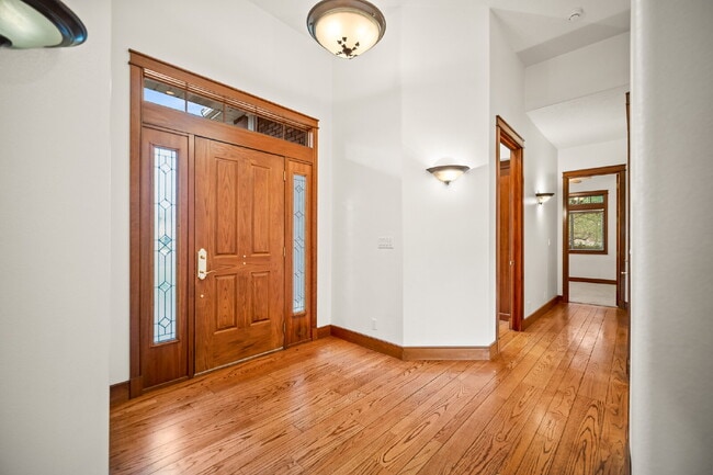 Building Photo - "Spacious 4-Bedroom, 4.5 Bathroom 4792 sq. ft. Retreat with Scenic Views and Cozy Fireplace in St...