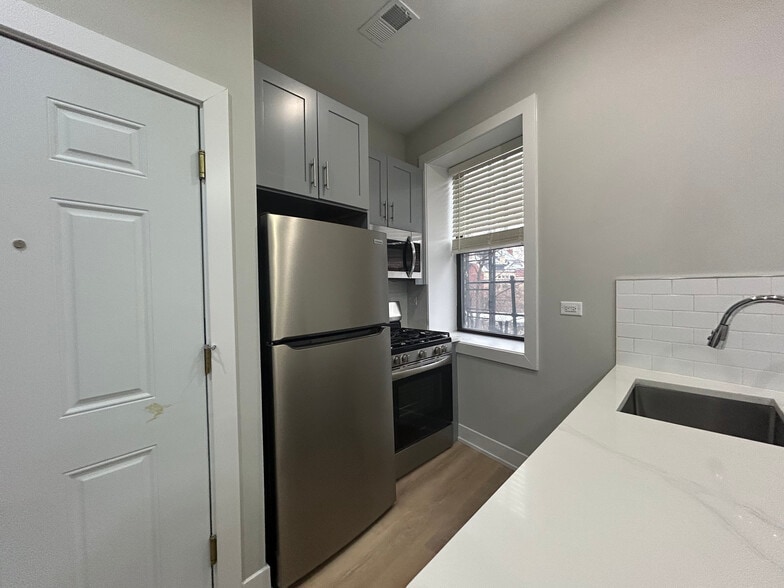 Building Photo - 423 W Belden Ave