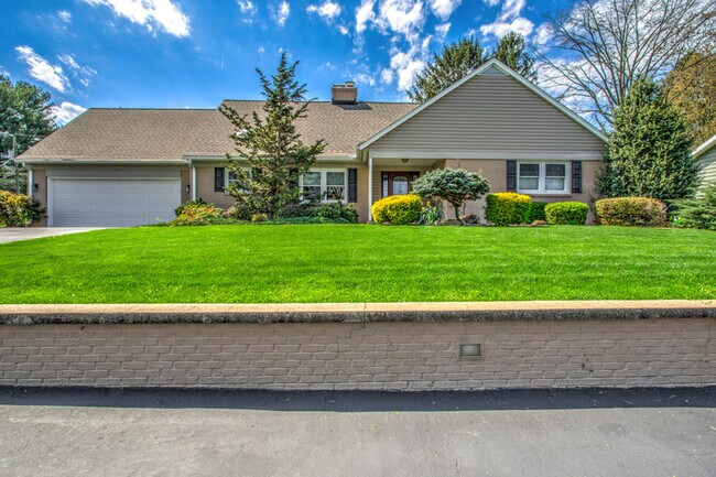 Building Photo - 1827 Larchmont Ln