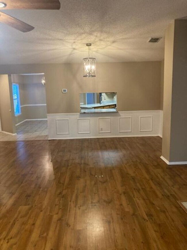 Building Photo - Spacious open concept ranch - pets allowed
