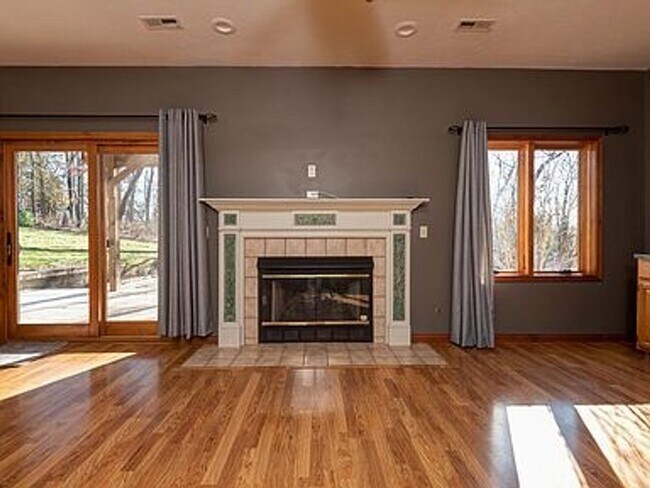Building Photo - Executive 4 Bedroom 4 Bath 3+ Car Garage -...