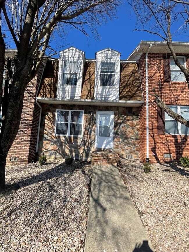 Primary Photo - Townhouse for Rent in Broadway