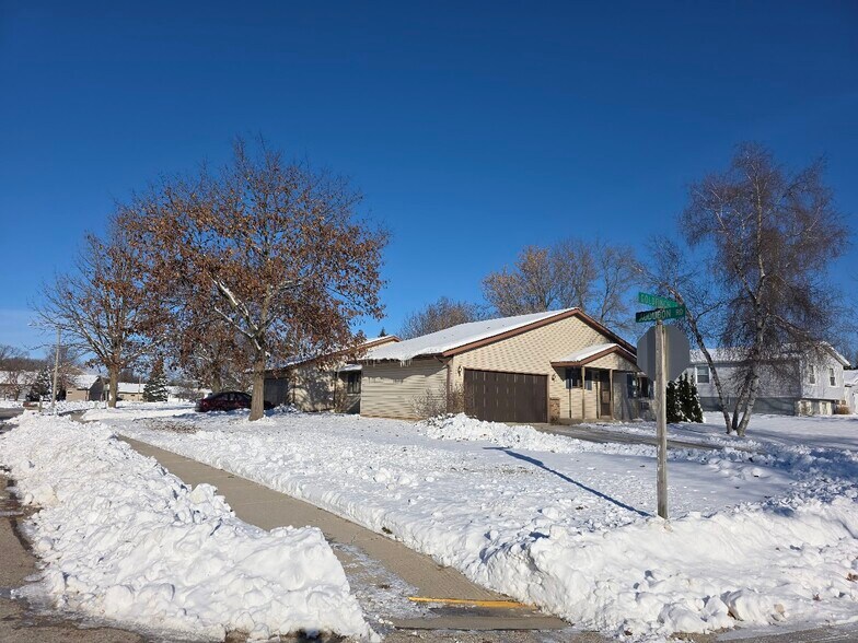 Building Photo - 722 Goldfinch Ln