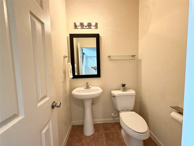 Building Photo - 25122 Southbriar Ln