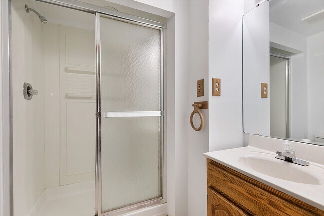 Building Photo - 15575 Clover Ridge Dr