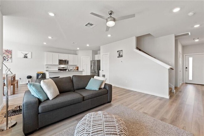 Building Photo - 1128 Amistad Lp